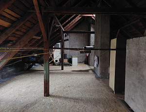 Zateplení stropu bytového domu pomocí foukané izolace